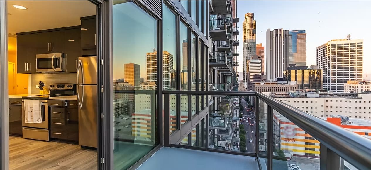 Modernes Gebäude mit Balkon und klarer Architektur